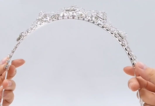 How to Adjust the Size of a Tiara